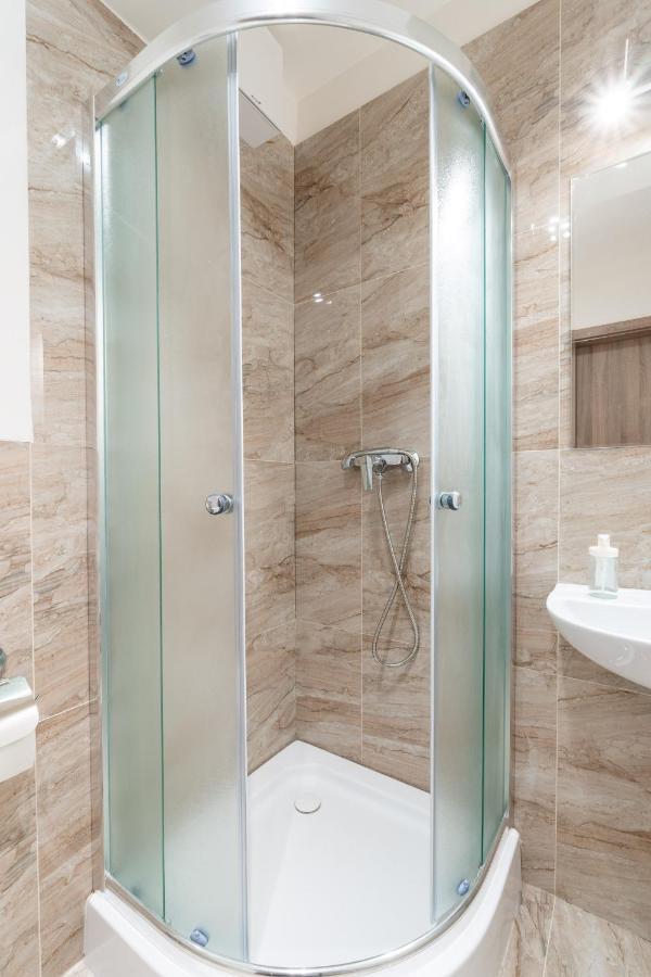 Brand New Studio Apartment #21 With Free Secure Parking In The Center ปราก ภายนอก รูปภาพ